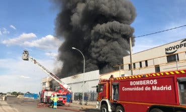 Arde por completo una nave industrial de 2.000 metros cuadrados