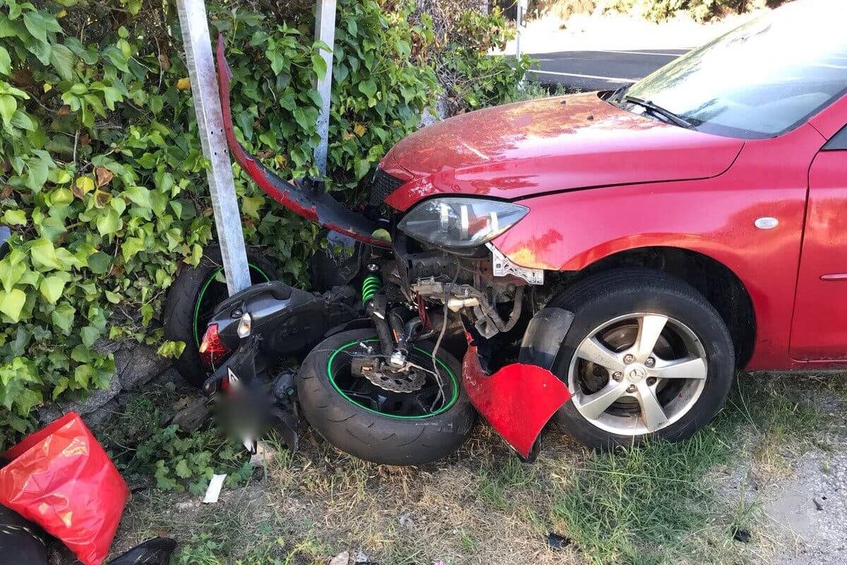 Muy grave un motorista tras chocar contra un coche y contra un muro 