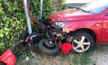 Muy grave un motorista tras chocar contra un coche y contra un muro 