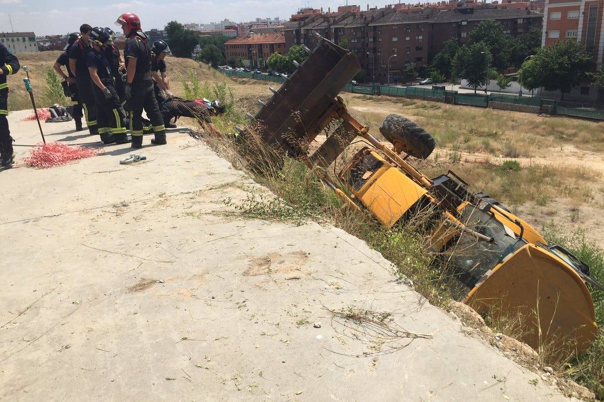 Muere un trabajador al caer con su máquina por un terraplén