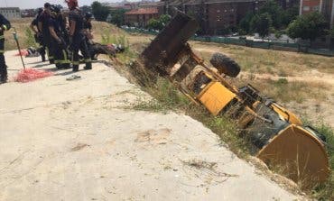 Muere un trabajador al caer con su máquina por un terraplén