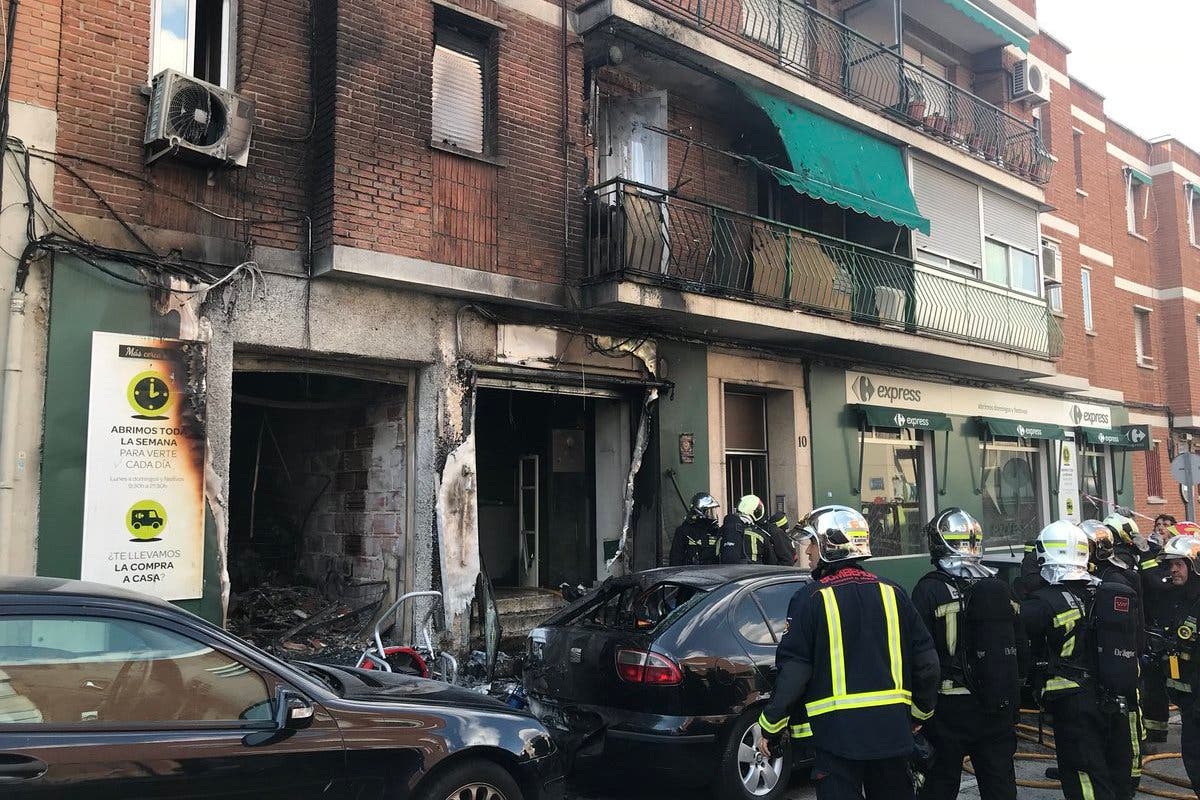 Un incendio de grandes dimensiones destruye un local comercial 