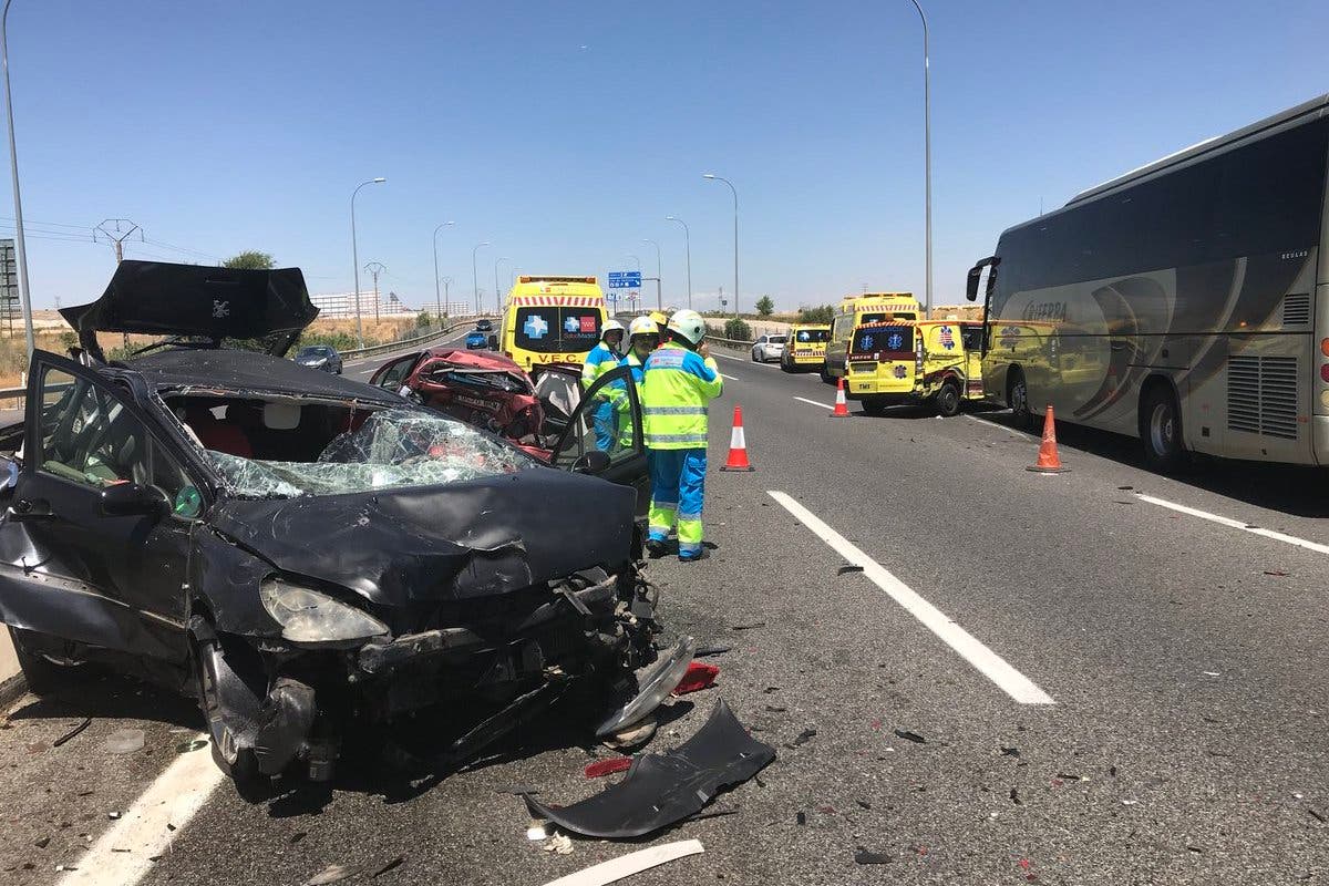 Seis heridos en un choque entre tres turismos, un autobús y una ambulancia en la A-4