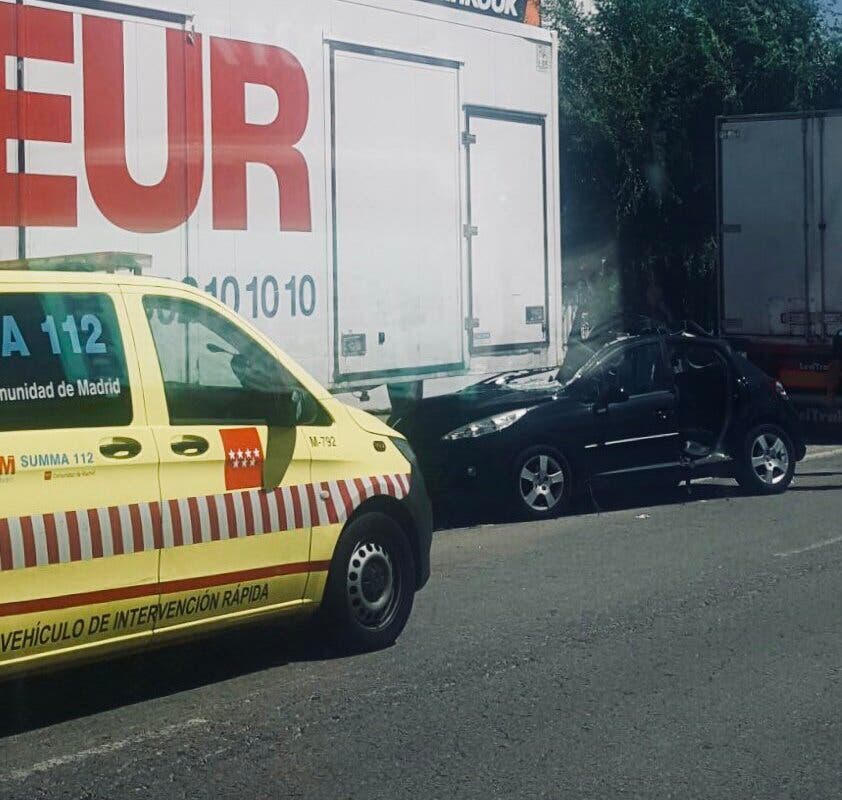 Rescatan a una mujer atrapada en su coche tras empotrarse contra un camión