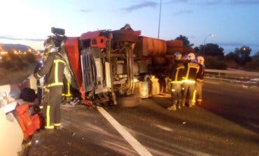 Aparatoso vuelco de un camión en la AP-6