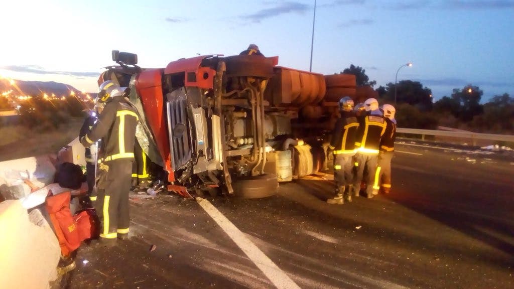 Aparatoso vuelco de un camión en la AP-6