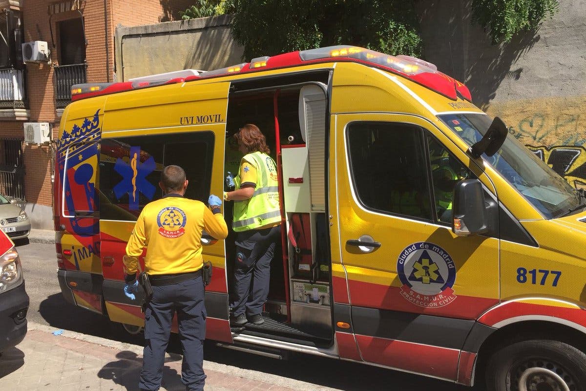 Herida grave al caer desde un segundo piso mientras limpiaba las ventanas 