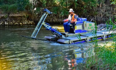 El barco contra los mosquitos vuelve al río Henares en Torrejón 