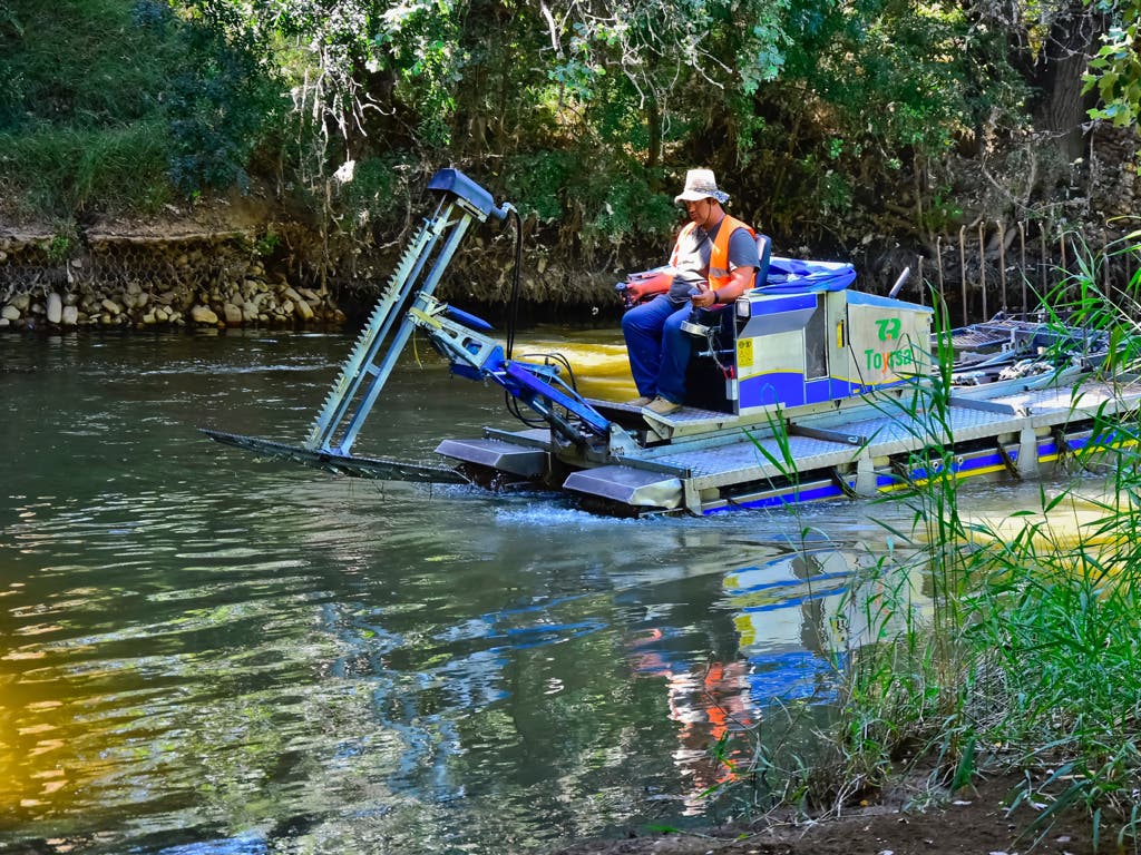 El barco contra los mosquitos vuelve al río Henares en Torrejón 