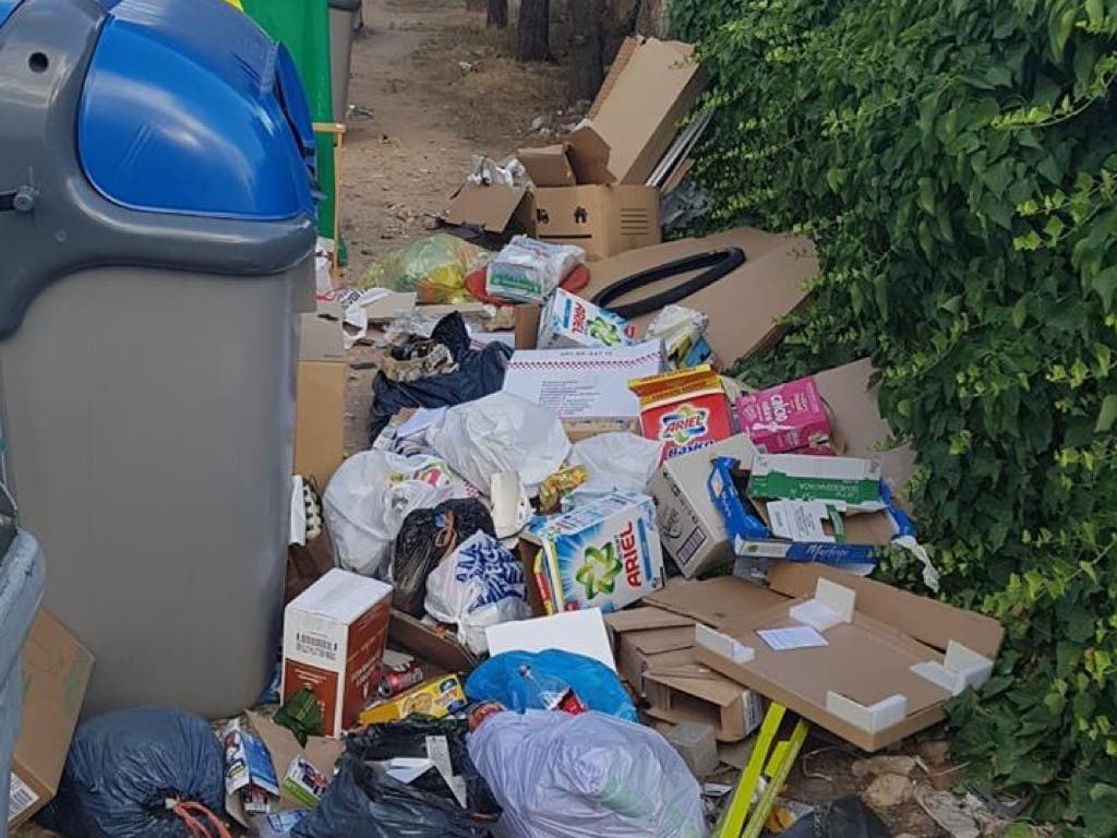 Alcalá de Henares sigue acumulando basura en sus calles