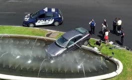 Un conductor pierde el control de su coche y acaba en una fuente 