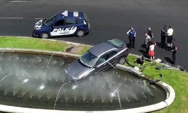 Un conductor pierde el control de su coche y acaba en una fuente 