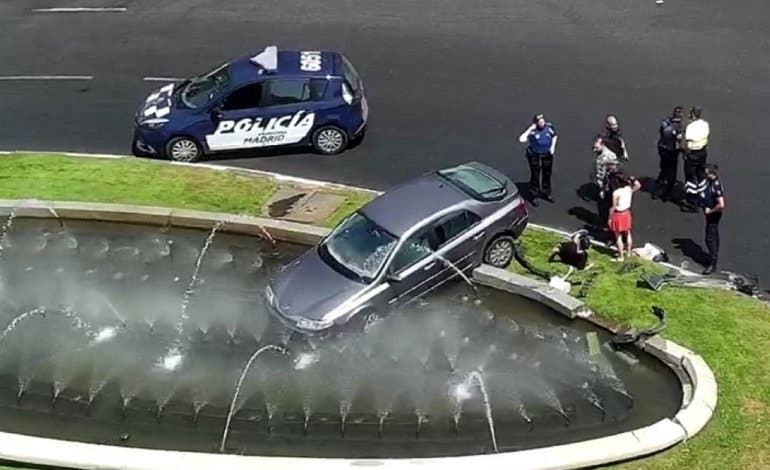 Un conductor pierde el control de su coche y acaba en una fuente 