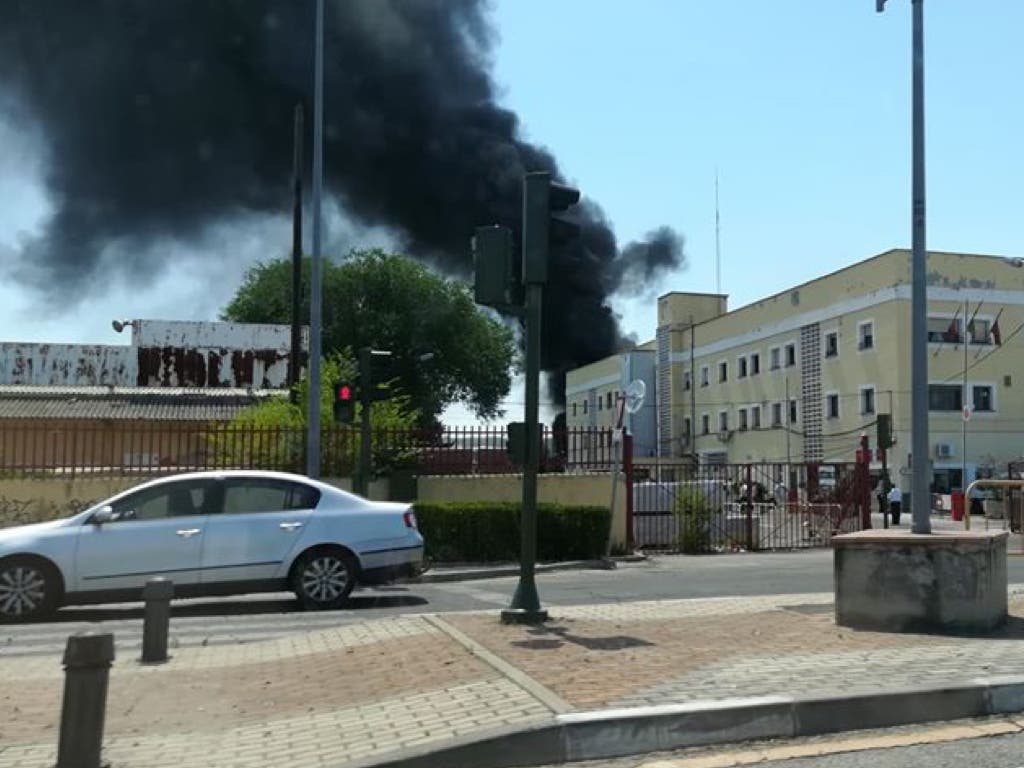 Los Bomberos sofocan un aparatoso incendio en Alcalá de Henares