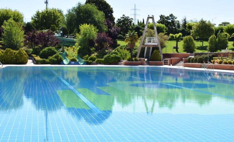 Piscina con toboganes en Mejorada del Campo