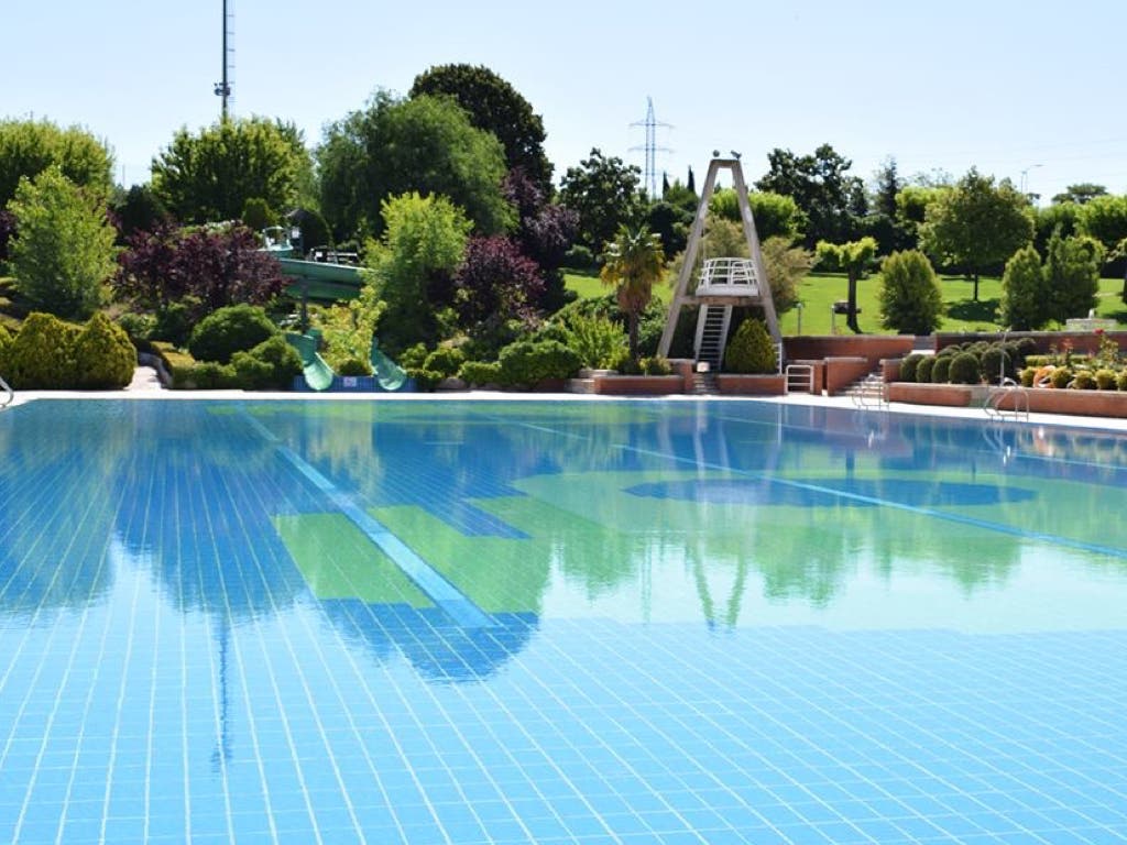 Piscina con toboganes en Mejorada del Campo