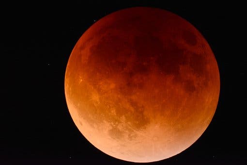 Este viernes se podrá ver el eclipse de luna más largo del siglo