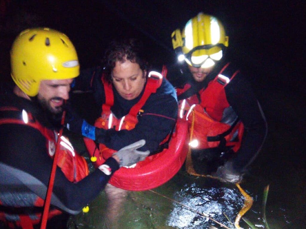 Rescatan a una familia atrapada en el río, en Guadalajara 