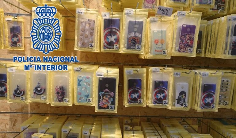 Varios detenidos en Madrid por vender fundas de móvil con dibujos animados