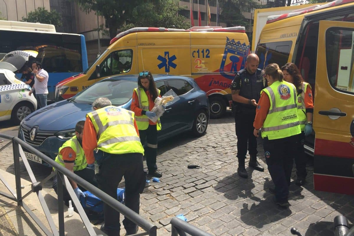 Herido grave un motorista al caer al suelo e impactar contra una valla