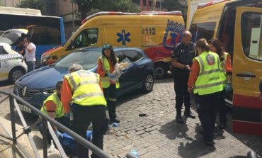 Herido grave un motorista al caer al suelo e impactar contra una valla