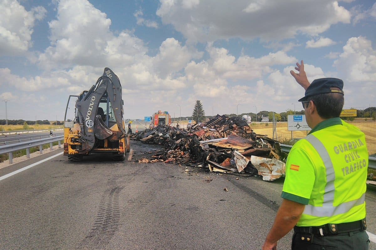 Arde por completo en la A-2 un camión que transportaba carne