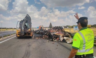 Arde por completo en la A-2 un camión que transportaba carne