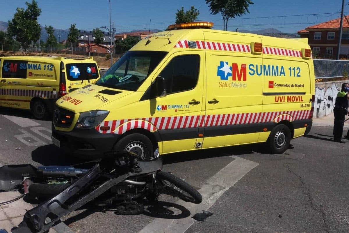 Herido grave un motorista de 22 años al chocar contra un coche