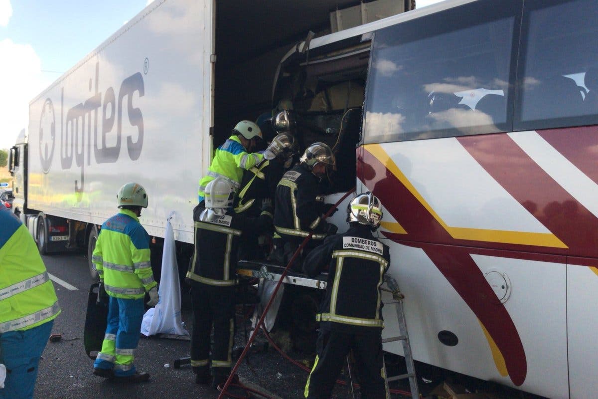 Muere un conductor de autobús en un accidente múltiple en la M-50