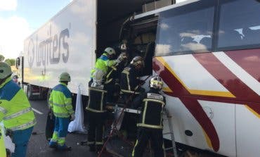 Muere un conductor de autobús en un accidente múltiple en la M-50