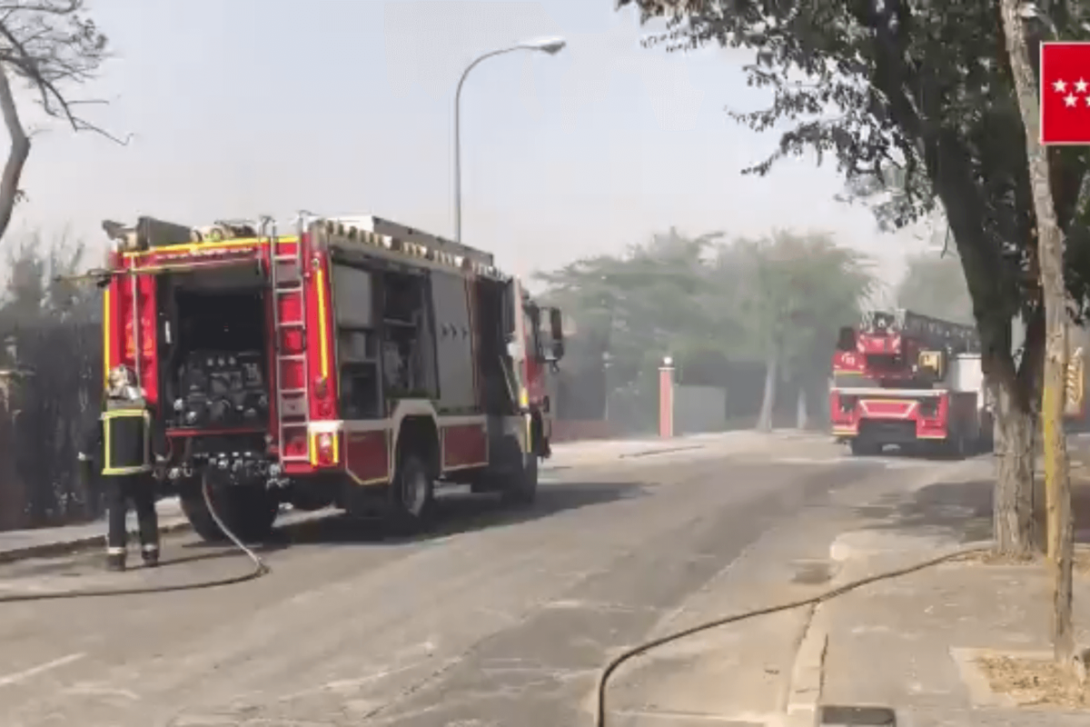 Un incendio obliga a desalojar dos manzanas de chalés en Alalpardo