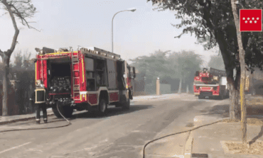 Un incendio obliga a desalojar dos manzanas de chalés en Alalpardo