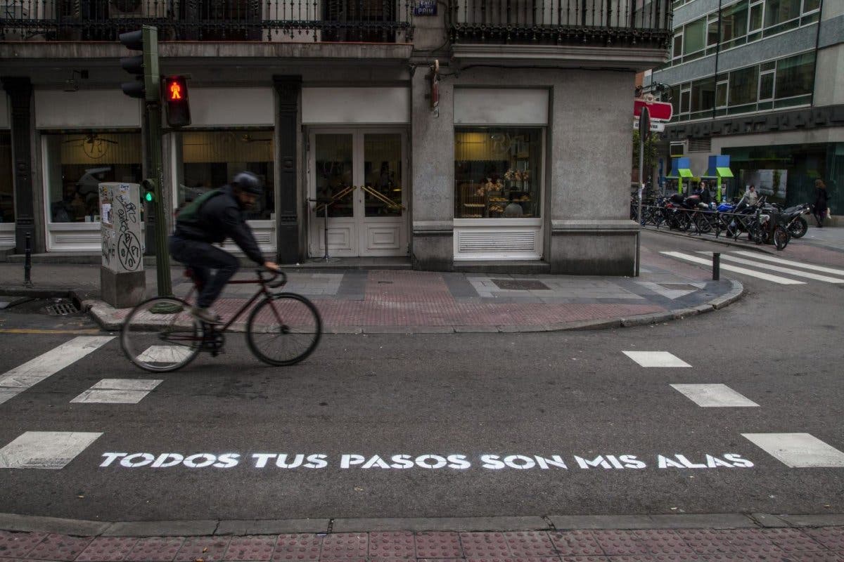 Carmena llenará de versos los pasos de peatones de Madrid