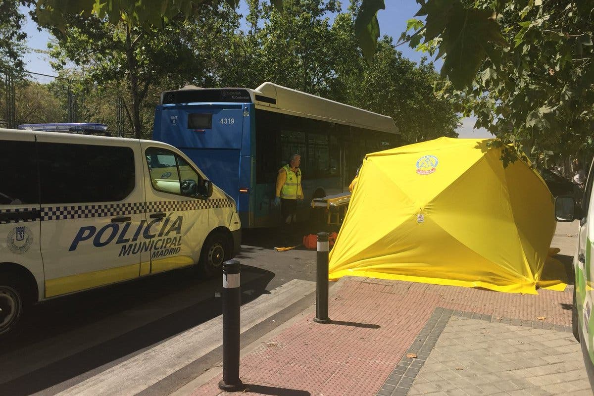 Herido muy grave un anciano al ser arrollado por un autobús de la EMT