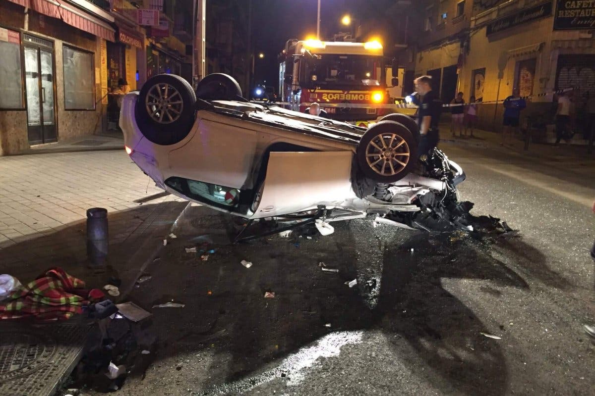 Herida grave tras empotrar su coche contra un quiosco de la ONCE