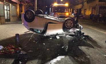 Herida grave tras empotrar su coche contra un quiosco de la ONCE