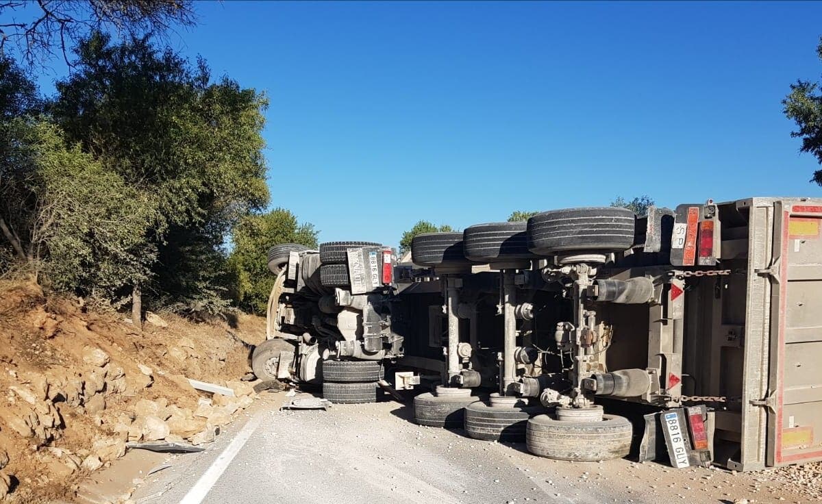 Herido un camionero tras volcar en Valdilecha