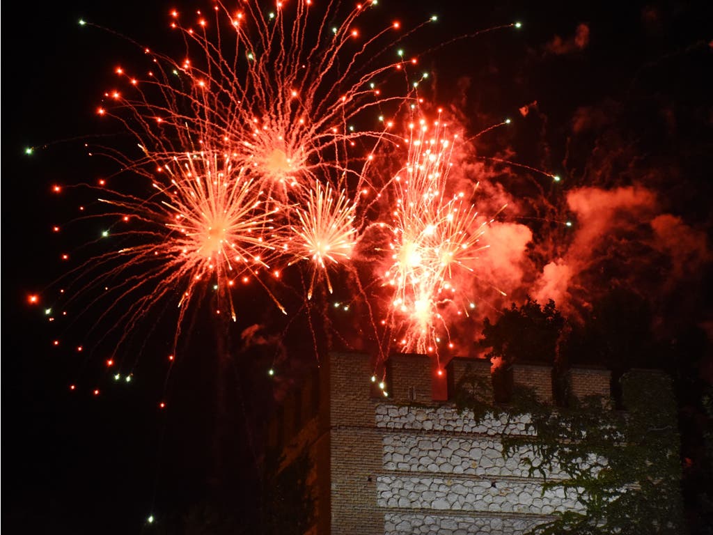 Alcalá de Henares despide sus Ferias con un desfile de carrozas y fuegos artificiales