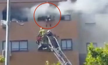 El rescate in extremis de un menor y su perro en un incendio