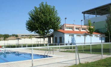 Decretan el cierre de una piscina municipal por acumulación de pelos, avispas y suciedad 