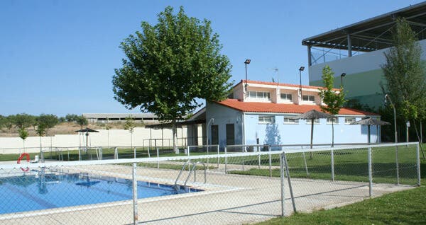 Decretan el cierre de una piscina municipal por acumulación de pelos, avispas y suciedad 