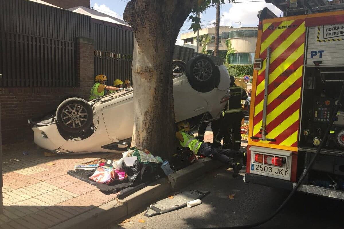 Una mujer herida al ser embestido su coche por otro que huía de la Policía