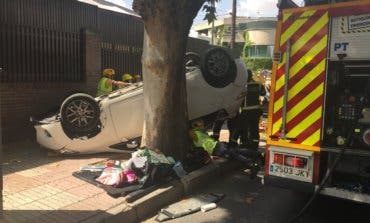 Una mujer herida al ser embestido su coche por otro que huía de la Policía