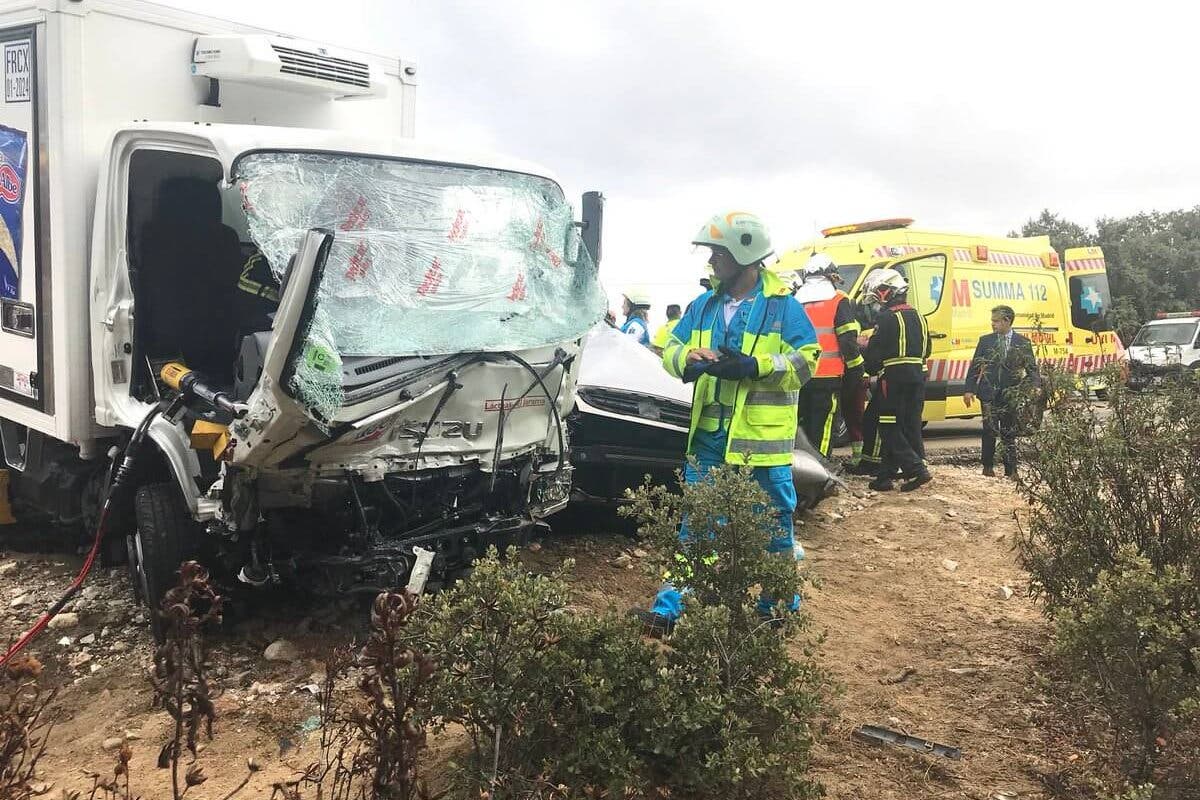 Muere un joven de 23 años al chocar su coche contra un camión