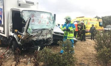 Muere un joven de 23 años al chocar su coche contra un camión