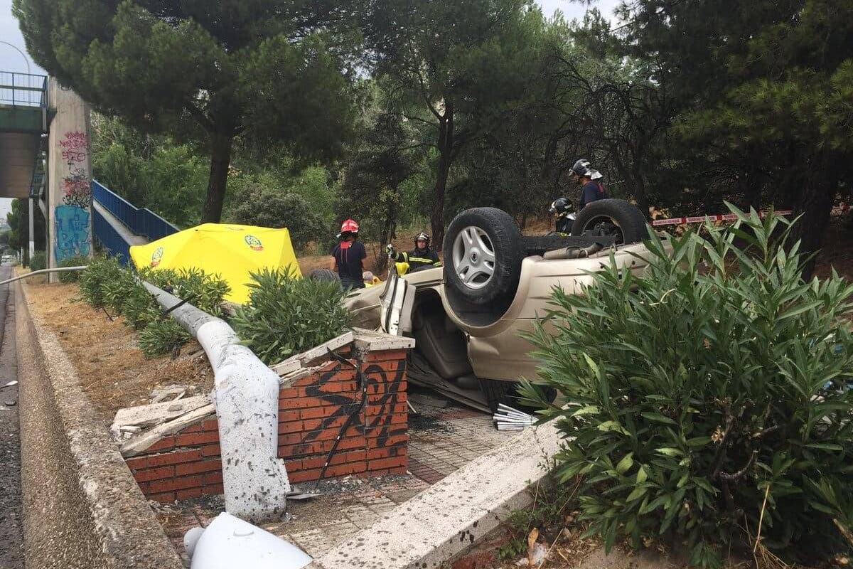 En estado crítico un hombre al volcar su coche en la A-6