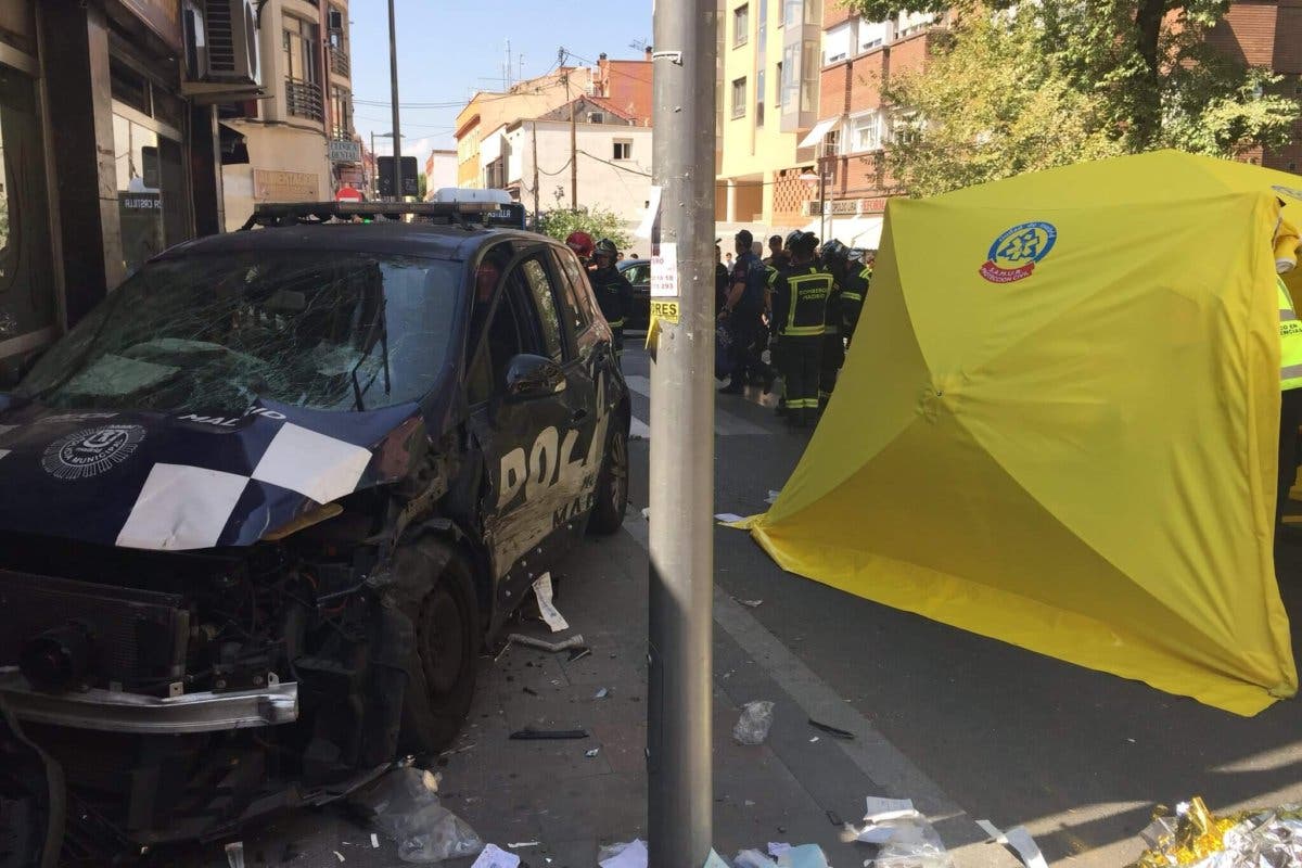 Cuatro heridos al estrellarse un coche de la Policía contra un bar 