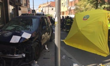 Cuatro heridos al estrellarse un coche de la Policía contra un bar 