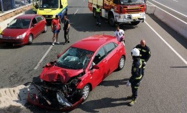 Aparatoso choque entre un camión y un turismo en la A-2