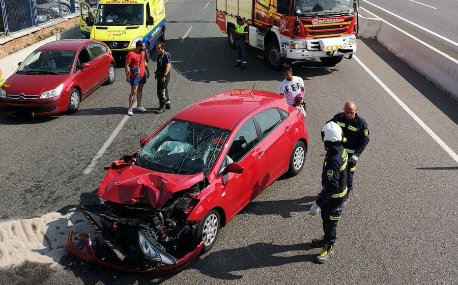 Aparatoso choque entre un camión y un turismo en la A-2